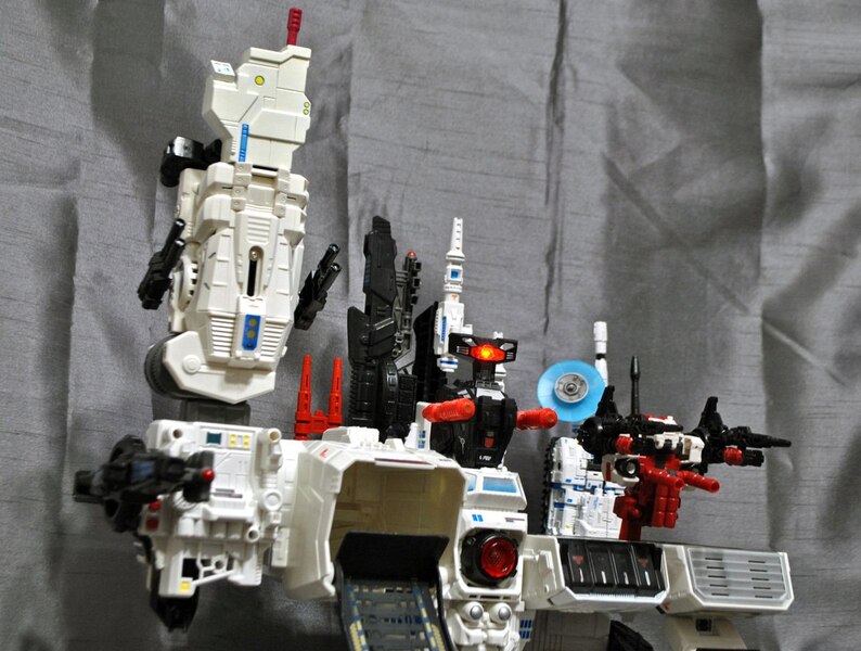 Image Of Custom Generations G1 Metroplex With Deluxe Scale Scamper  (3 of 12)